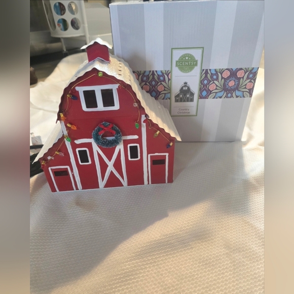 Scentsy Other - 💜 Scentsy Country Christmas Red Barn Warmer